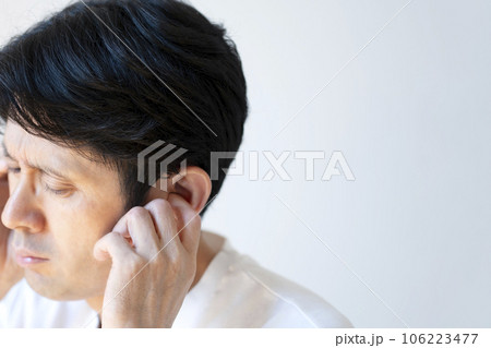 耳の聞こえが悪い男性　突発性難聴 106223477