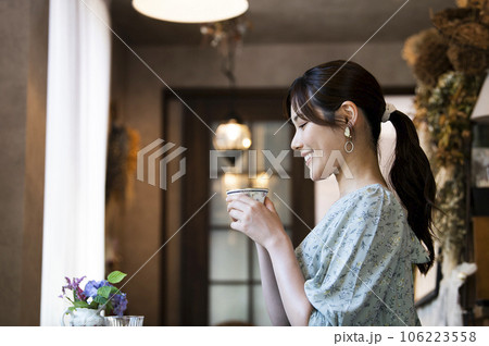 カフェで紅茶を飲む女性の横顔 カフェで紅茶を飲む女性の横顔 106223558