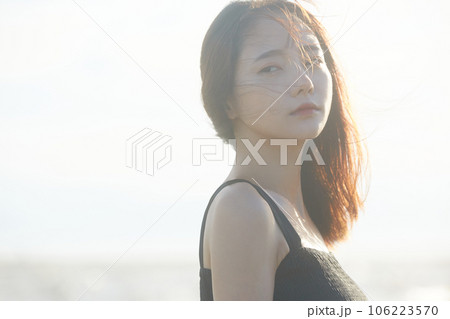 野外でリラックスをする若い女性 野外でリラックスをする若い女性 106223570