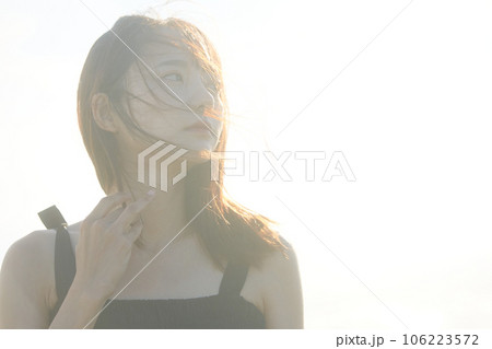 野外でリラックスをする若い女性 野外でリラックスをする若い女性 106223572