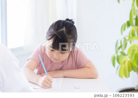 教育イメージ　勉強をする女の子 106223593