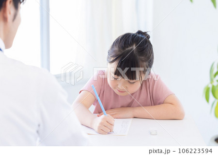 教育イメージ　勉強をする女の子 106223594