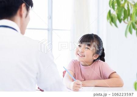 教育イメージ 勉強をする女の子 教育イメージ 勉強をする女の子 106223597