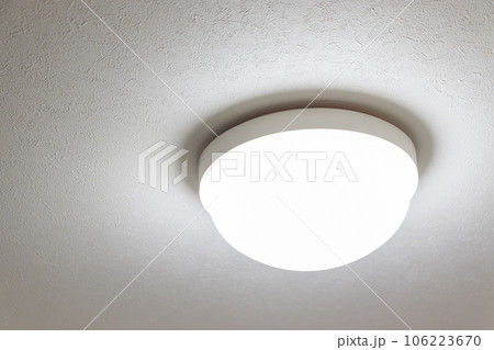 部屋を明るく照らす天井の照明器具 部屋を明るく照らす天井の照明器具 106223670