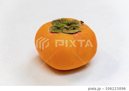 オレンジ色の柿 106223896