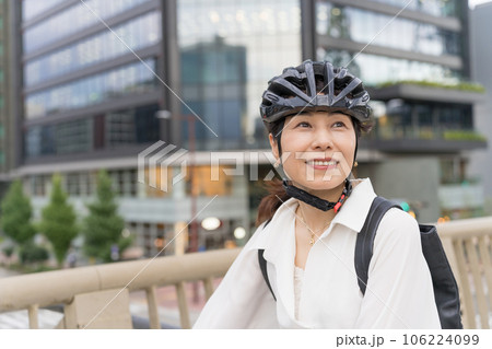自転車用ヘルメットを被るアラフィフ女性 106224099
