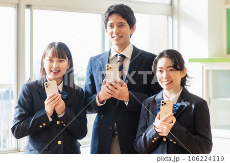 教室でスマホを持って並ぶ高校生 106224119