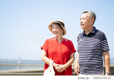 旅行を楽しむシニアの夫婦 106224132