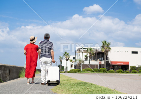 旅行を楽しむシニアの夫婦 106224211