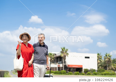 旅行を楽しむシニアの夫婦 106224426