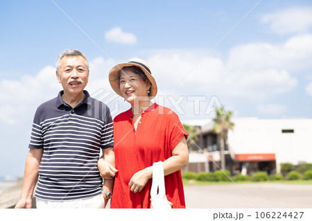 旅行を楽しむシニアの夫婦 106224427
