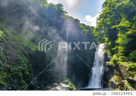 夏の名取川　秋保大滝と水しぶき　宮城県仙台市 106224465