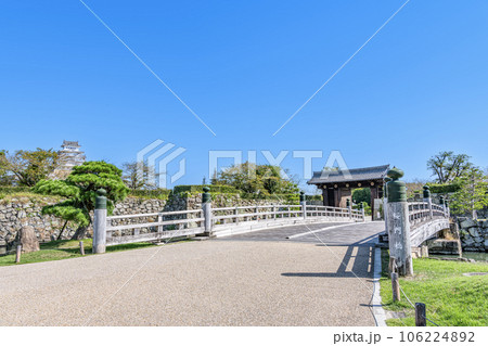 兵庫県姫路市 快晴の国宝姫路城と桜門橋 兵庫県姫路市 快晴の国宝姫路城と桜門橋 106224892