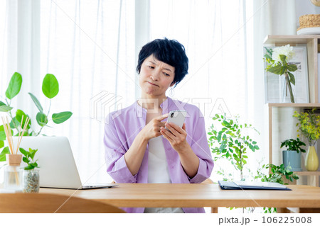 スマホを見て困る女性 スマホを見て困る女性 106225008