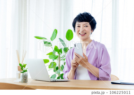 女性　スマホ　パソコン 106225011