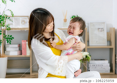 泣く赤ちゃん　困る母親 106225059