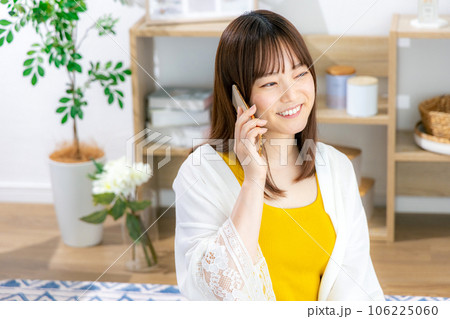 電話をする若い女性 106225060