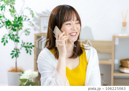 電話をする若い女性 電話をする若い女性 106225063