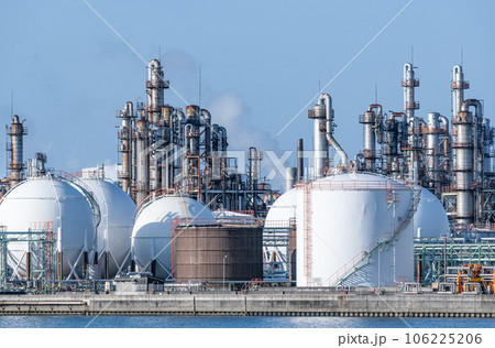 多数の設備が並ぶ化学プラント 106225206