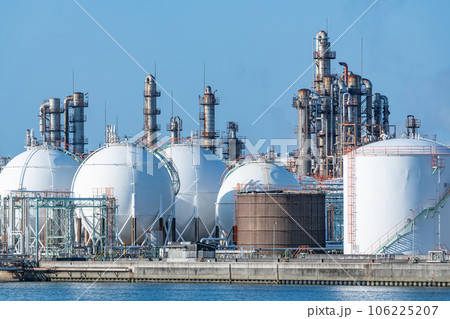 多数の設備が並ぶ化学プラント 106225207