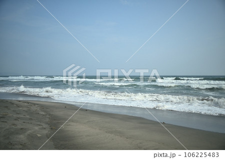 台風の後の七里ヶ浜の波と砂浜 台風の後の七里ヶ浜の波と砂浜 106225483