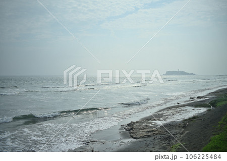 七里ヶ浜の波と江ノ島 七里ヶ浜の波と江ノ島 106225484