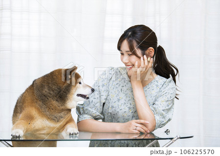 若い女性と柴犬 若い女性と柴犬 106225570