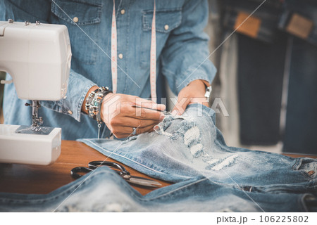 tailor working with jeans. 106225802