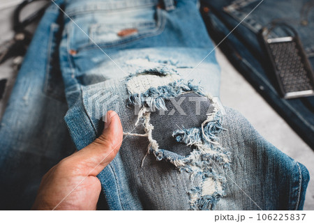 making distressed jeans 106225837