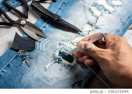 making distressed jeans 106225844