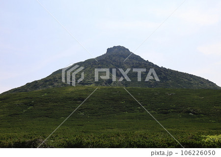 羅臼平より望む日本百名山　羅臼岳　山頂 106226050