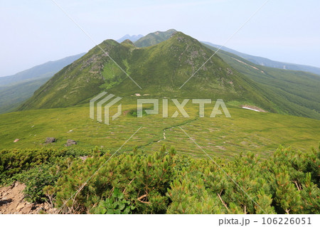 羅臼岳山頂直下より望む 知床連山 三ッ峰 羅臼岳山頂直下より望む 知床連山 三ッ峰 106226051