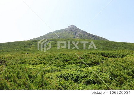羅臼平より望む日本百名山 羅臼岳 山頂 羅臼平より望む日本百名山 羅臼岳 山頂 106226054