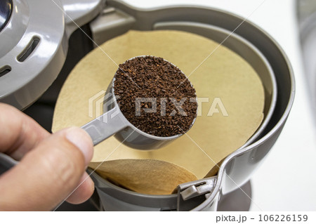 ペーパーフィルターにコーヒーの粉を入れる 106226159