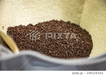 ペーパーフィルターとコーヒーの粉 106226162
