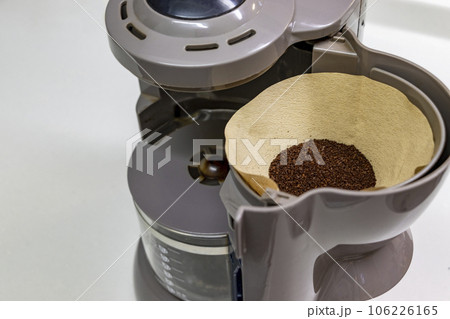 コーヒーメーカーにセットされたコーヒーの粉 106226165