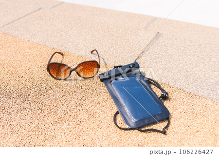 サングラス　プールサイド 106226427