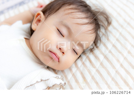 寝ている赤ちゃん 寝ている赤ちゃん 106226714
