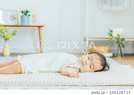 寝ている赤ちゃん 寝ている赤ちゃん 106226715