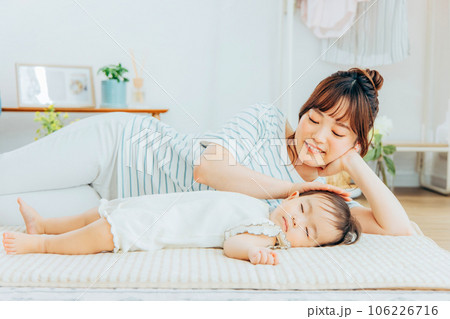 家族 赤ちゃん 家族 赤ちゃん 106226716