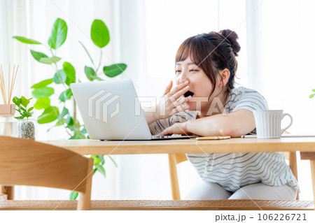 あくびをする女性 あくびをする女性 106226721