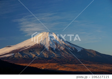 すじ雲流れる青空を背景に朝日に照らされ冠雪輝く富士山の風景 Ver1 すじ雲流れる青空を背景に朝日に照らされ冠雪輝く富士山の風景 Ver1 106227115