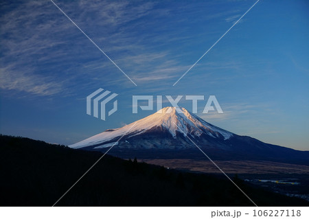すじ雲流れる青空を背景に朝日に照らされ冠雪輝く富士山の風景 Ver4 106227118