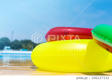 プールとウキワ 106227132