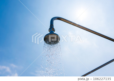 屋外プールのシャワー 106227135