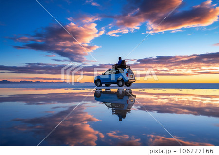 ウユニ塩湖に映るランドクルーザー 106227166