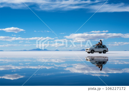 ウユニ塩湖に映るランドクルーザー 106227172