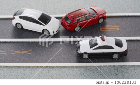 交通違反_ミニチュア道路と車 交通違反_ミニチュア道路と車 106228133