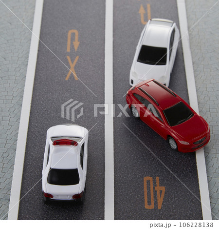 交通違反_ミニチュア道路と車 交通違反_ミニチュア道路と車 106228138