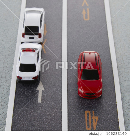 交通違反_ミニチュア道路と車 交通違反_ミニチュア道路と車 106228140